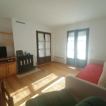 Ground Floor With Fenced Garden *